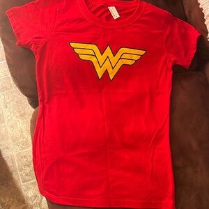Women’s Wonder Woman tshirt sz medium